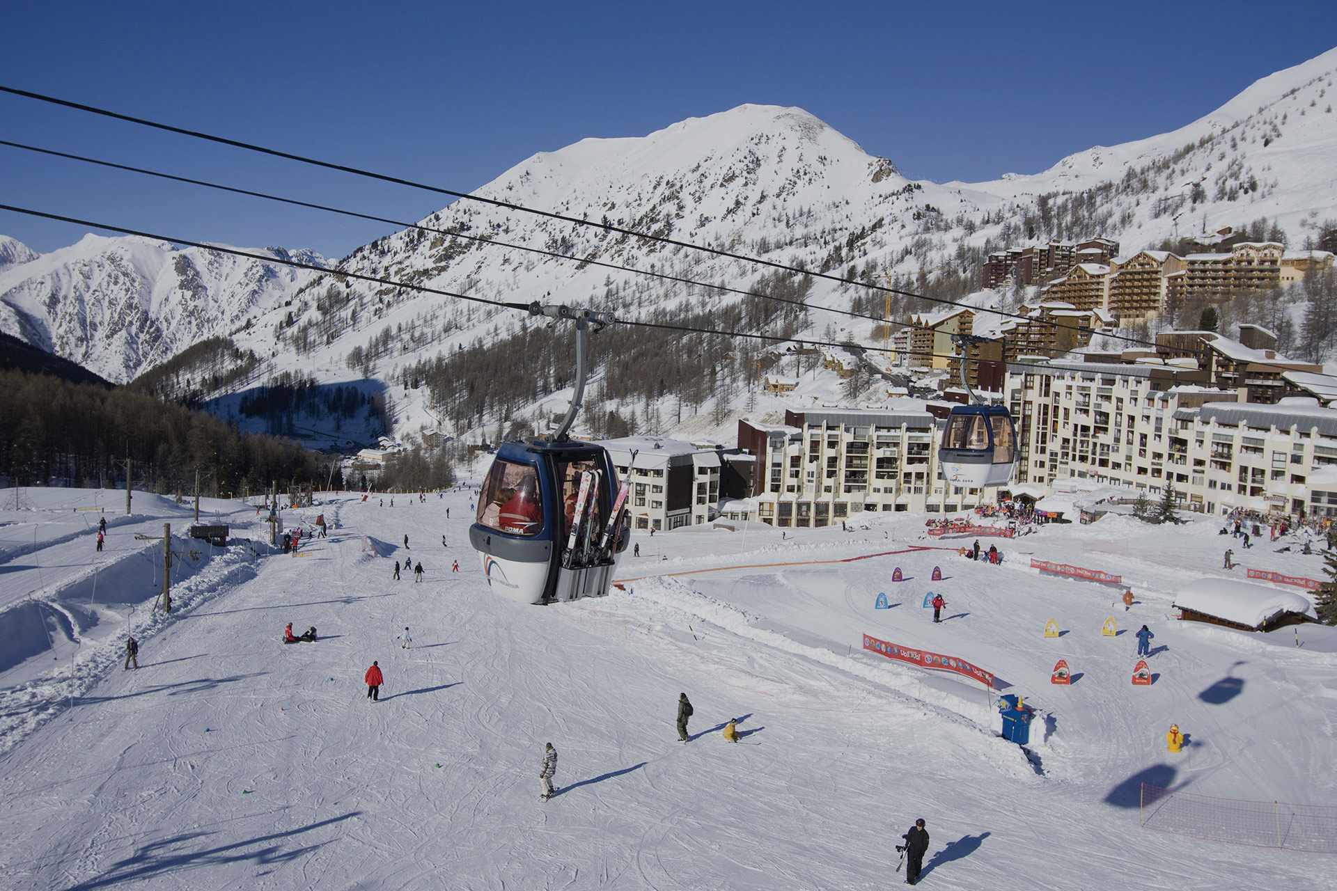 Alps ski skiing. Альпы Албании горнолыжка. Горнолыжные курорты Альп. Горнолыжная база в Альпах. Инфраструктура горнолыжного курорта.